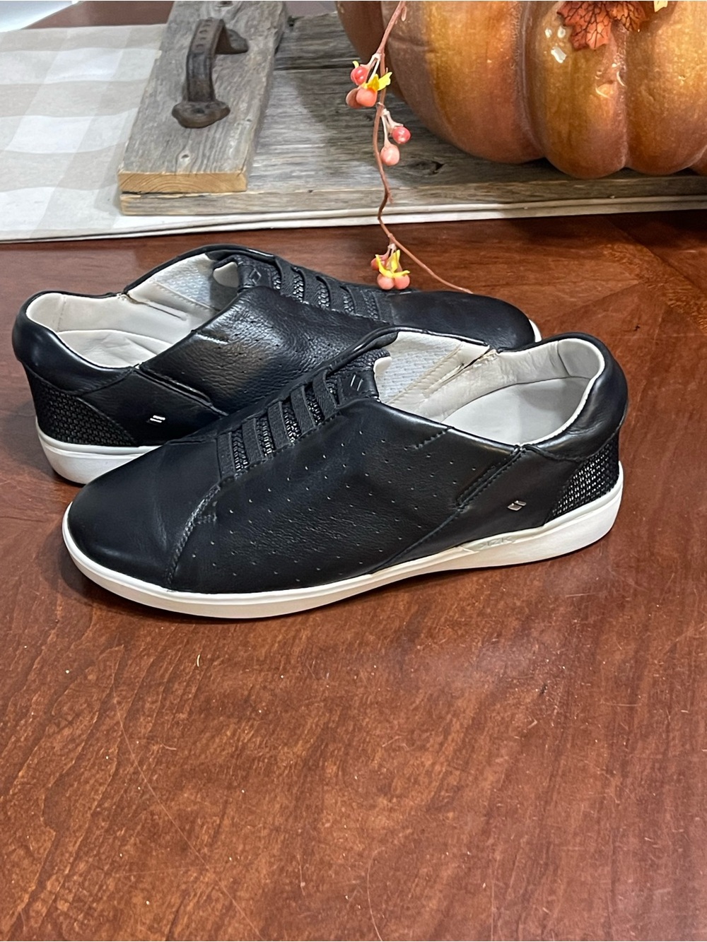 Kizik Miami Black Slip-On Leather Sneakers * read